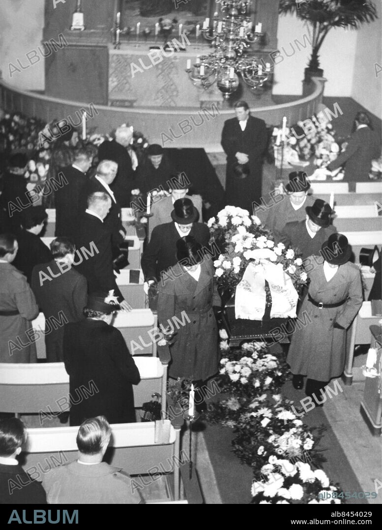 Massmördaren Tore Hedin i Skåne 1951 - 1952.. Mördade rånade rånmördade kvarnägaren Allan Nilsson i Tjörnarp nov 1951.. Bild från begravningen 5 dec 1951.. (c) Sydsvenskan / IBL Bildbyrå.