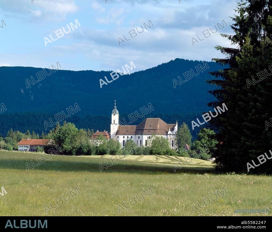 Wies près de Steingaden (Haute-Bavière), Die Wies - église du "Christ flagellé", lieu de pèlerinage (constr. 1745-54 ; arch. : Dominikus Zimmermann ; stuc et peintures : Johann Baptist Zimmermann). Vue d'ensemble depuis le nord.