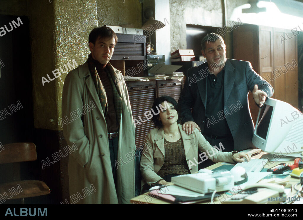 RENDEZVOUS WITH THE DEVIL For a year now, a female murderer has been terrorizing the city. Five women have already fallen victim to him, but the special unit led by Inspector Henninger is in the dark. The experienced Chief Inspector Vogel is called in... Image: Axel Müller (FELIX EITNER), Valerie Henninger (JASMIN TABATABAI), Jacob Vogel (HEINZ HOENIG) Director: Thomas Berger / Title: RENDEZVOUS WITH THE DEVIL / Germany 1999.