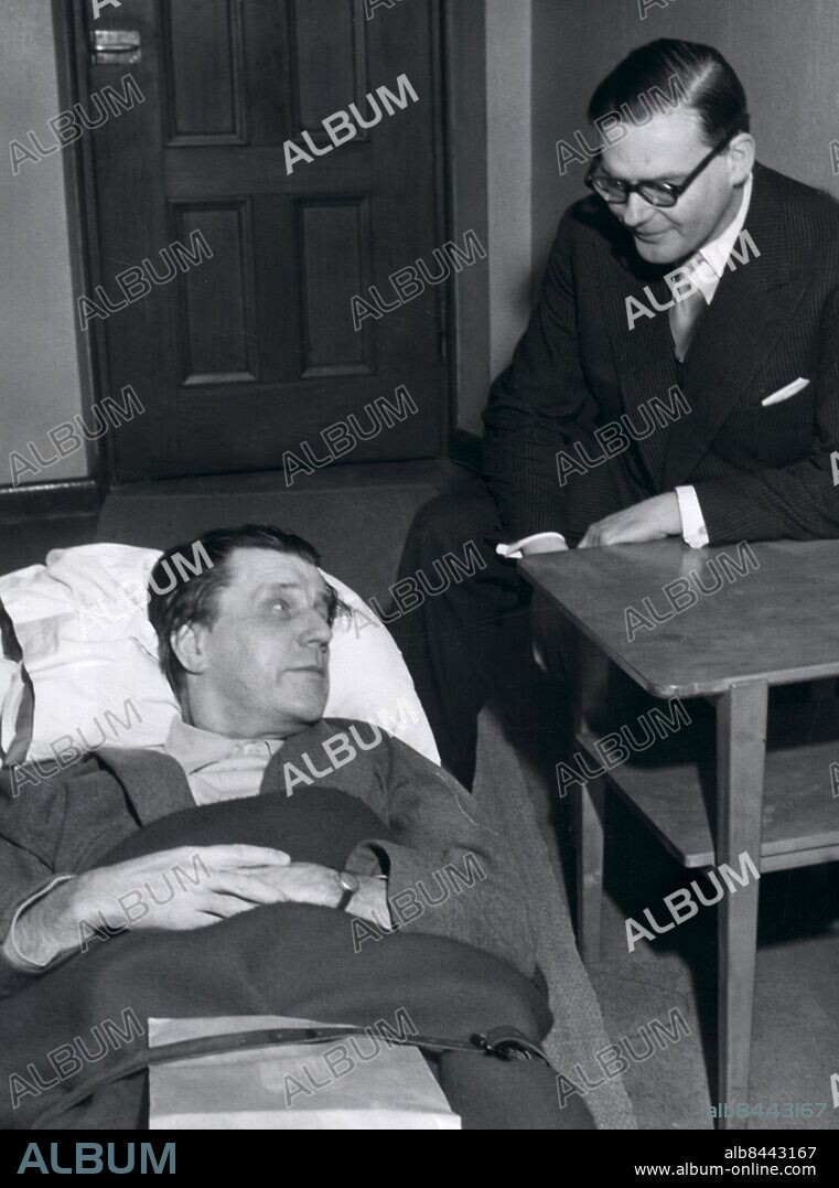 ©SCANPIX SWEDEN, 1953-03-12.. Rådhusrätten - Lundquistaffären.. Folke Lundquist hade en liten mottagning för fotograferna innan han fördes in i rättssalen liggandes på bår. Här ses han tillsammans med sin advokat Sven Janzon innan slaget börjar.. Foto:SCANPIX . Code:20360.
