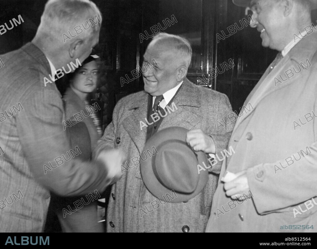 Orig. bildtext... FRANZ LEHAR I STOCKHOLM. Wieneroperettens nyskapare FRANZ LEHAR kom på onsdagsmiddagen till Stockholm för att övervara premiären på Greven av Luxemburg. Lehar har också lovat att medverka vid Barnens Dagsfesten på Stadion om söndag. På bilden hälsas Lehar välkommen på Centralen av operaregissören Harald André. Anm. Lehár, Franz, 1870-1948, ungersk operettonsättare, från 1899 verksam i Wien, skrev bl a Glada änkan Tonsättare Kompositörer Leenden Hälsningar Handslag CD396 persons: HARALD ANDRÉ;FRANZ LEHÁR sites: SVERIGE;STOCKHOLM;ÖSTERRIKE*.