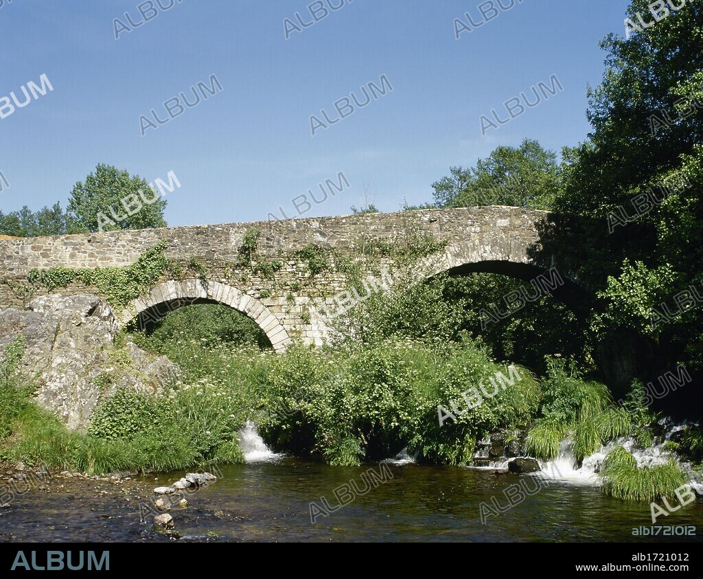 GALICIA. Furelos o San Juan de Furelos. Vista del PUENTE MEDIEVAL sobre el RIO FURELOS, por donde pasa el Camino de Santiago. Provincia de A Coruña. España. CAMINO DE SANTIAGO.