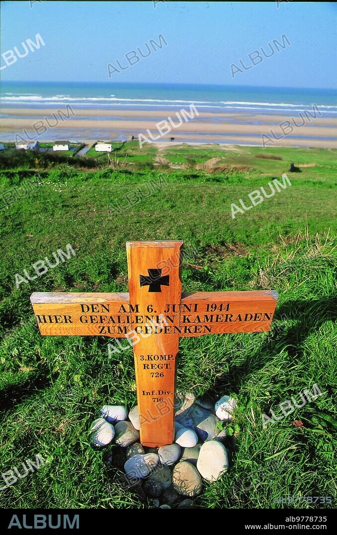 Mayo 1994. Un signo de reconciliación, una cruz alemana en una playa de Normandía.