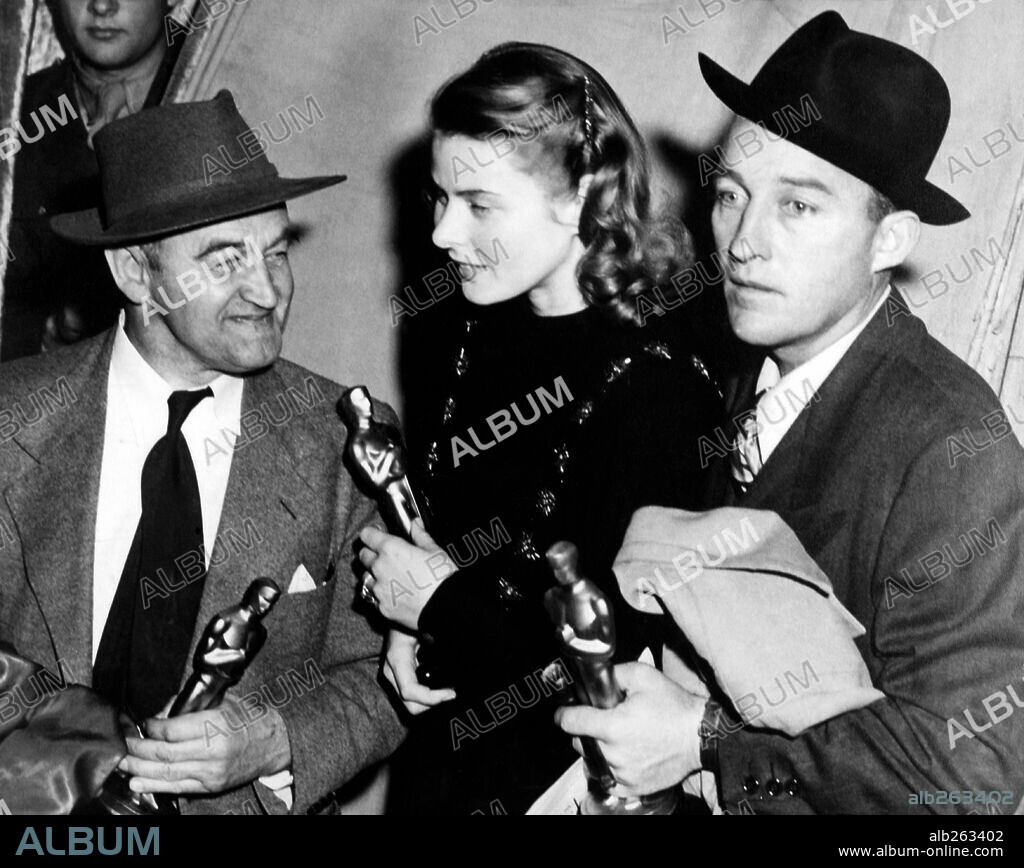 BARRY FITZGERALD, BING CROSBY y INGRID BERGMAN. 17ª Edición de los Premios Oscar  / 1945. 
Barry Fitzgerald premiado como mejor actor secundario por "Siguiendo mi camino". Ingrid Bergman como mejor actriz por "La luz que agoniza". Bing Crosby premiado como mejor actor por "Siguiendo mi camino". 1945