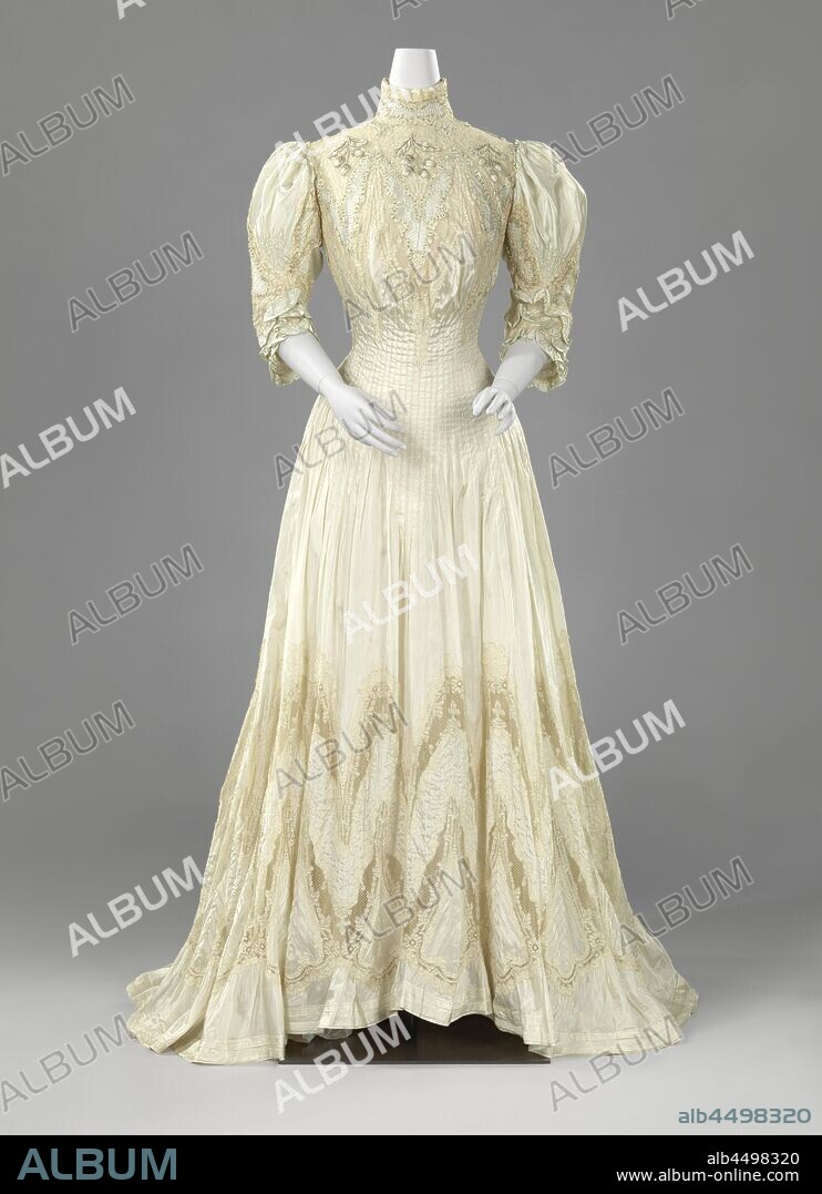 Teagown Dress of light green taffeta decorated with incrustations of machine Valenciennes, silver thread embroidery and elaborate oak branches, Dress of light turquoise blue taffeta and lace. Waist accentuated by stitched pleats. Bodice with short puffed sleeves and stand-up collar. Long skirt that runs wide into a trail. Zigzag-shaped incrustations of lace and taffeta are set in the bodice, sleeves and bottom of the skirt. The bodice is adorned with a small silver thread embroidery on the front. White taffeta lining with strip and lead weight. Local crêpe georgette lining under the lace. Kant is a mechanical imitation of Valenciennes bobbin lace., Templier et Rondeau, Paris, c. 1906, silk, taffeta, silver thread, linen (material), Valenciennes lace, l 150 cm × l 175 cm × w 65 cm × w 400 cm.