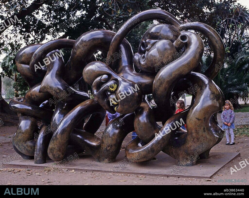 MIGUEL ORTIZ BERROCAL ESCULTOR ESPAÑOL. VILLANUEVA DE ALGAIDAS 1933-2006  " HOMENAJE A PICASSO " EN LOS JARDINES DE PICASSO EN MALAGA.