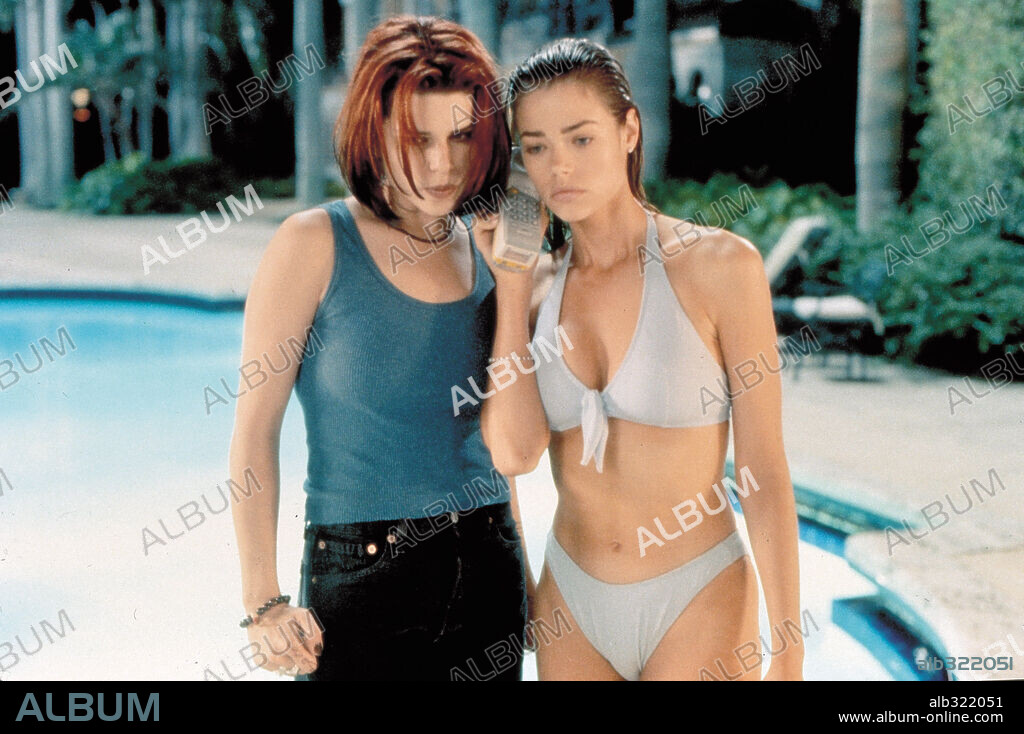 DENISE RICHARDS and NEVE CAMPBELL in WILD THINGS, 1998, directed by JOHN MCNAUGHTON. Copyright MANDALAY ENTERTAIMENT / FARMER, JON.