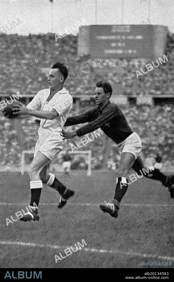 Handball, handball player in a fast run