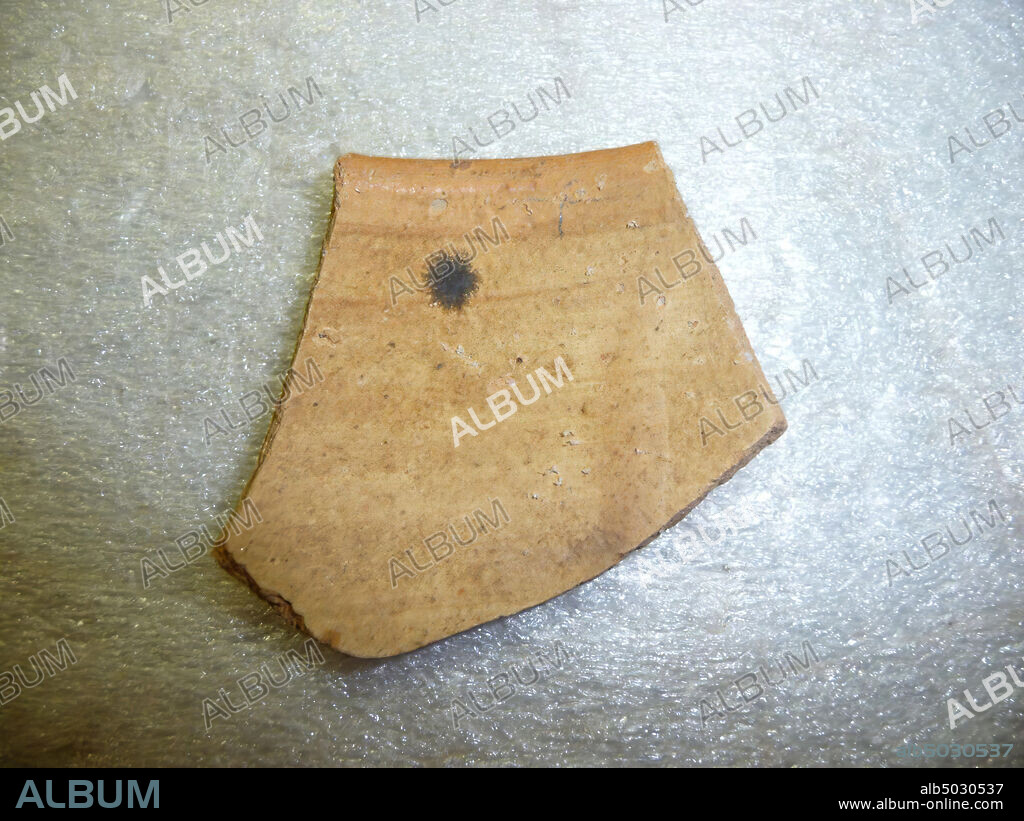 shard, yellow, band motif, sickle pattern, brown, red, thin beige true, background beige, reddish-brown triangular motifs, shard, earthenware, 7 x 6, Meroitische Period, 2nd-4th century A.D., Egypt.