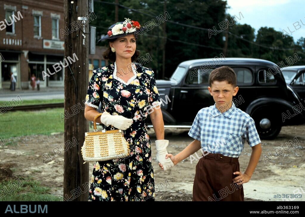 MICHAEL HUMPHREYS y SALLY FIELD en FORREST GUMP, 1994, dirigida por ROBERT ZEMECKIS. Copyright PARAMOUNT PICTURES.