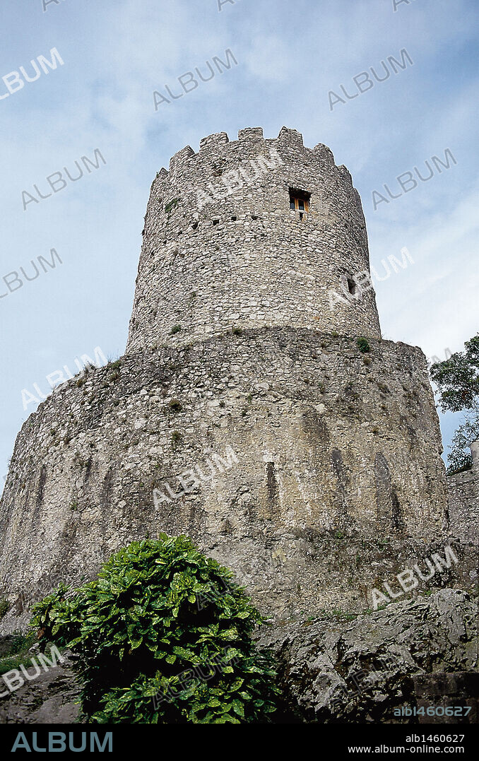 ASTURIAS. LLANES. Vista de LA TORRE, construída en el siglo XIII y perteneciente al antiguo cerco defensivo de la población. Alberga una sala de exposiciones y la Oficina de Turismo. España.