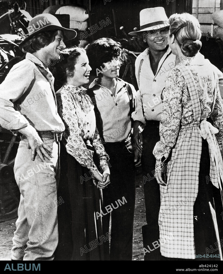 KAREN GRASSLE, MELISSA GILBERT and MICHAEL LANDON in LITTLE HOUSE ON THE PRAIRIE, 1974, directed by MICHAEL LANDON. Copyright NBC.