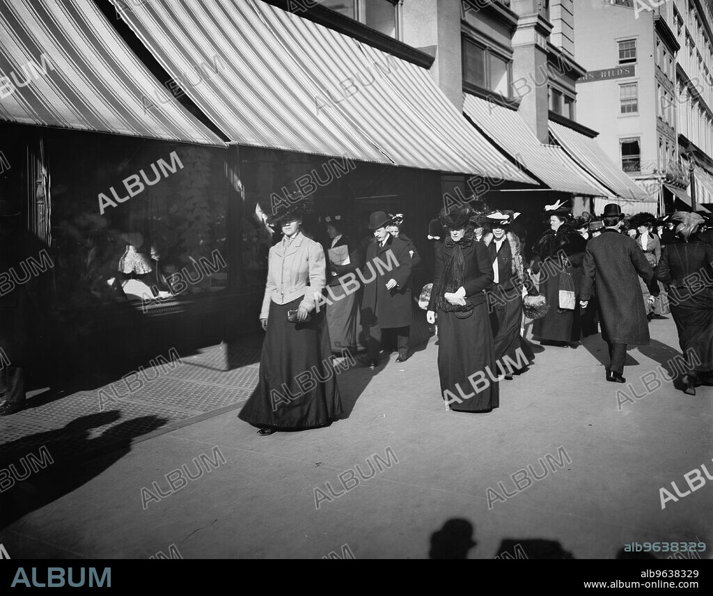 Christmas shoppers on Sixth Avenue, New York, New York, between 1900 and 1905.