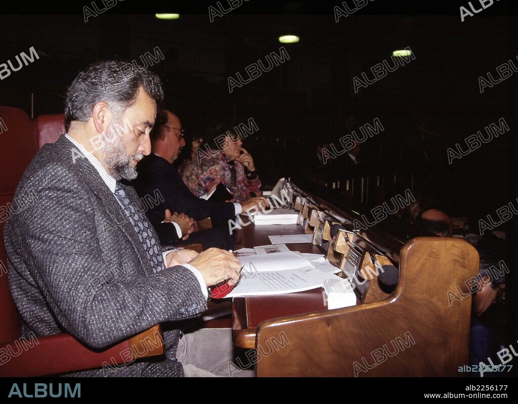 ANGUITA , JULIO. POLITICO ESPAÑOL. FUENGIROLA 1941 -. EN SU ESCAÑO DEL CONGRESO DE LOS DIPUTADOS EN 1993.