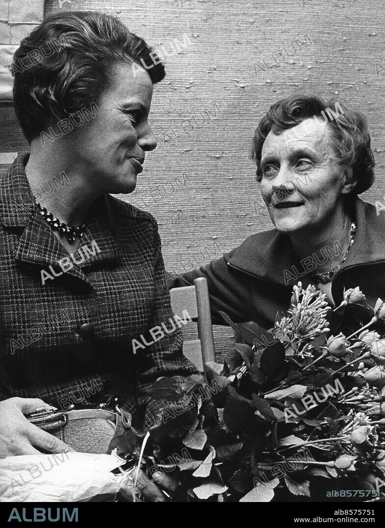 ARKIV 19681114. Författarinnan Ann Mari Falk (t.v.) tillsammans med barnboksförfattarinnan Astrid Lindgren efter att ha tagit emot Astrid Lindgren-Priset för ett förtjänstfullt författarskap inom barn- och ungdomslitteraturen. Astrid Lindgren-Priset instiftades 1967 av bokförlaget Rabén & Sjögren i samband med Astrid Lindgrens 60-årsdag. Priset utdelas årligen till en svensk författare för förtjänstfullt författarskap inom barn- och ungdomslitteraturen.. Foto: Gunnar Källström / DN / SCANPIX / Kod: 192. ***SVD OUT***.