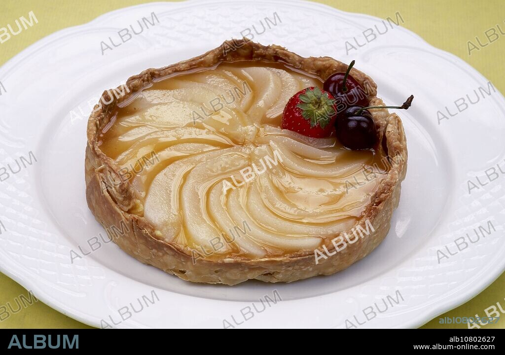 Pear pie. Dessert. Cuisine School Luis Irizar. Donostia-San Sebastian, Gipuzkoa. Euskadi. Spain. / Tarta de Peras. Postres, Escuela de Cocina Luis Irizar, Donostia, San Sebastián. Gipuzkoa. Euskadi. España.