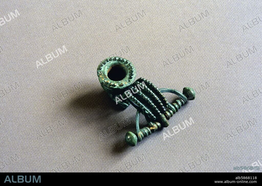 Museo Arqueológico; fibula de bronce (Edad Hierro).