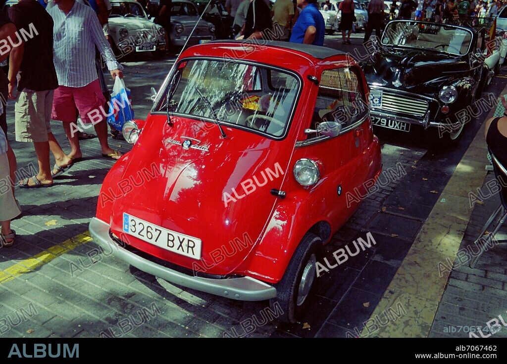 COCHE BIPLAZA BMW ISETTA 250 EN LA VI CONCENTRACION DE COCHES DE LA PROVINCIA DE ALICANTE.