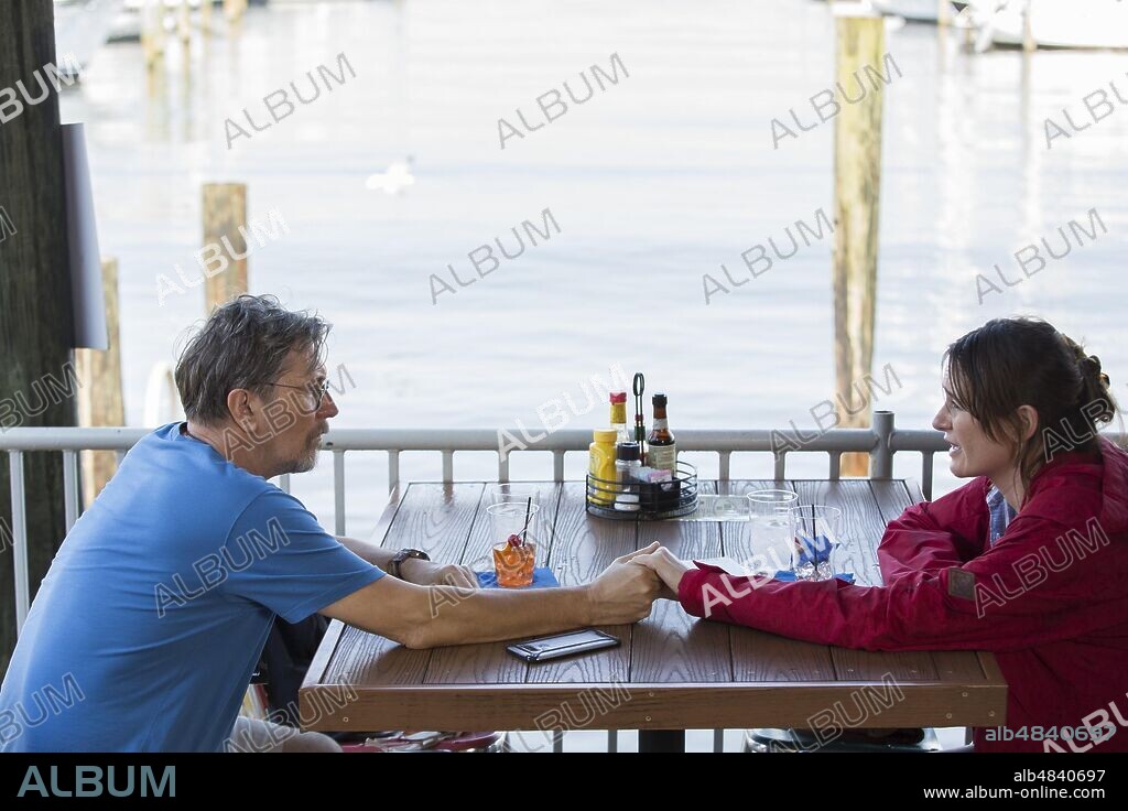 EMILY MORTIMER und GARY OLDMAN in THE SHIP - DAS BÖSE LAUERT UNTER DER OBERFLÄCHE, 2019 (MARY). Copyright EMJAG Productions/ Entertainment One Features / Tucker Toole.