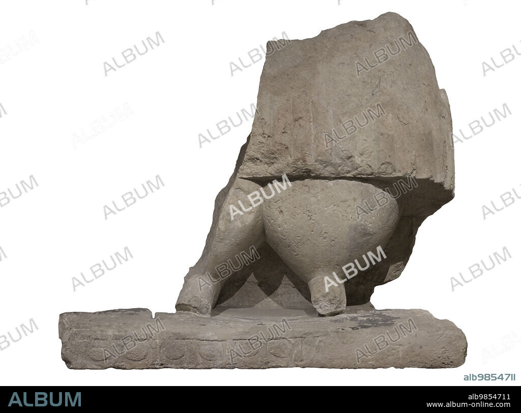 Período Neolítico. Edad de los Templos (3600 al 2500 a.C.). Complejo del Templo de Tarxien. Malta. Restos de la mitad inferior perteneciente a una estatua colosal femenina. Originalmente medía casi tres metros. Ocupaba una posición destacada en el templo de Tarxien. Museo Nacional de Arqueología. La Valeta. Malta.