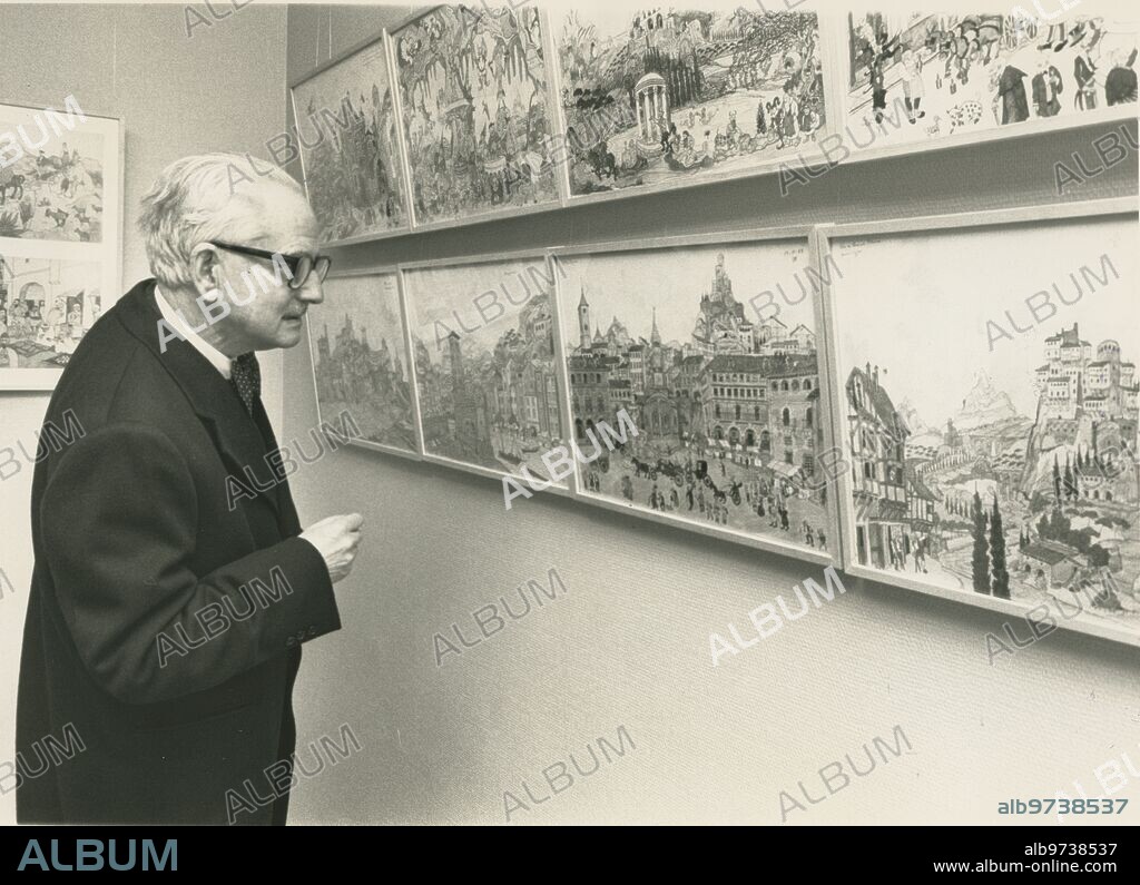 Madrid, 15/12/1988. Julio Caro Baroja muestra alguna de sus obras en una exposición tras ser nombrado Colegiado de Honor en el Colegio Oficial de Arquitectos en Madrid.