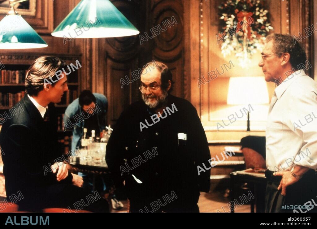 STANLEY KUBRICK, SYDNEY POLLACK and TOM CRUISE in EYES WIDE SHUT, 1999, directed by STANLEY KUBRICK. Copyright WARNER BROS. PICTURES.