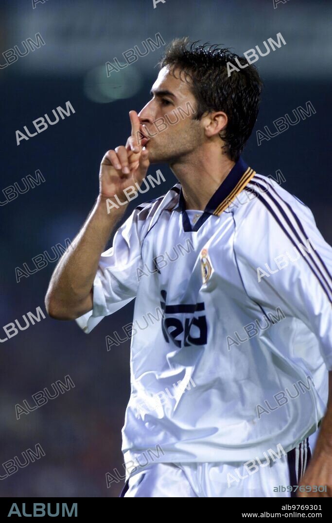 Barcelona, 13/10/1999. Partido de liga entre el Barcelona y el Real Madrid en el Nou Camp. En la imagen, Raúl manda callar a la grada tras lograr su segundo gol. Foto: Miguel Berrocal.