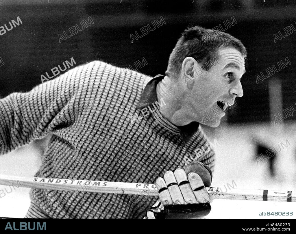 19621130.. ÅRHUNDRADETS SVENSKAR. SVEN "TUMBA" JOHANSSON, ISHOCKEY, FOTBOLL GOLF OCH BANDY. ÄR AV EXPRESSEN RANKAD SOM SVERIGES ÅTTONDE VIKTIGASTE IDROTTSPERSON DET HÄR ÅRHUNDRADET. NUMERA HETER HAN SVEN TUMBA.. FOTO OLLE WESTER CODE 44. COPYRIGHT SCANPIX SWEDEN.
