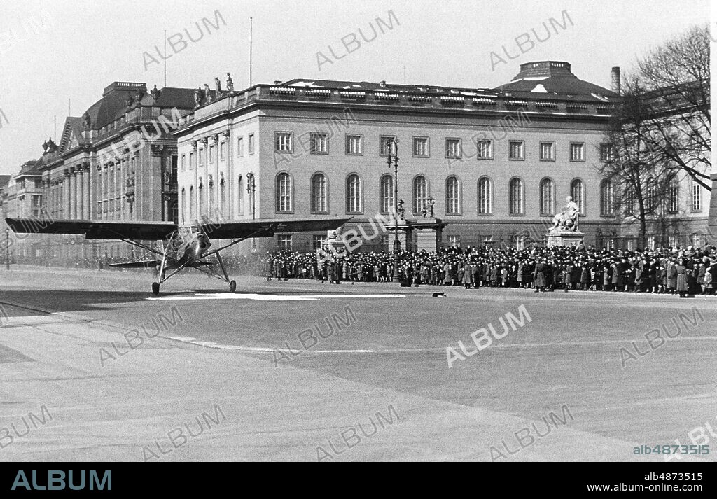 GERMANY BERLIN around 1940. Am 18.3. collected throughout the empire the German Wehrmacht in favor of the war winter relief work. Numerous events took place to which the population pressed. U.B.z .: Before the Ehrenmal Unter den Linden in Berlin started and landed the "Fieseler Storch". These performances were enthusiastically received by the spectators. Photo: AB Text & Bilder / SVT / Code: 5600 Folder: Germany during the war: War winter aid. V85: 1B Exterior sites: BERLIN; GERMANY PhotoDate: 194? - ?? - ??.