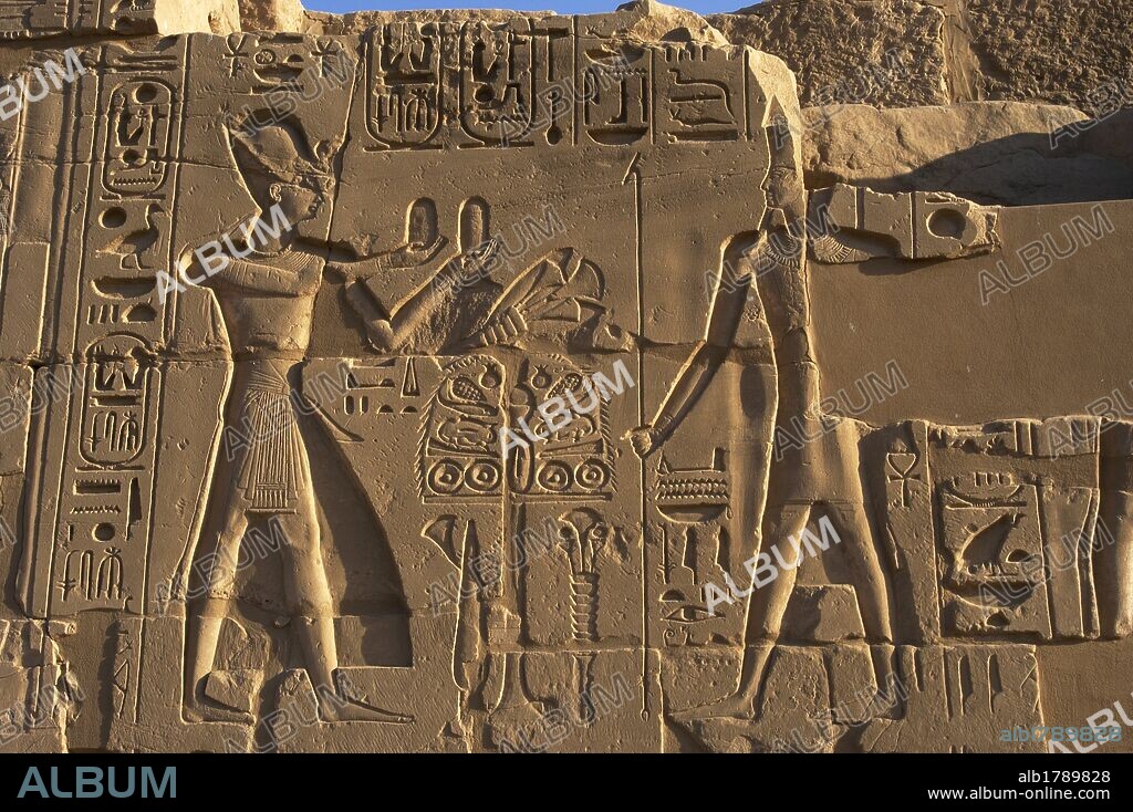 ARTE EGIPCIO. EGIPTO. Relieve con la representacion del faraón RAMSES II, realizando una ofrenda a una divinidad egipcia. XIX Dinastía. Imperio Nuevo. Templo de Karnak. Noroeste de Luxor. Egipto.