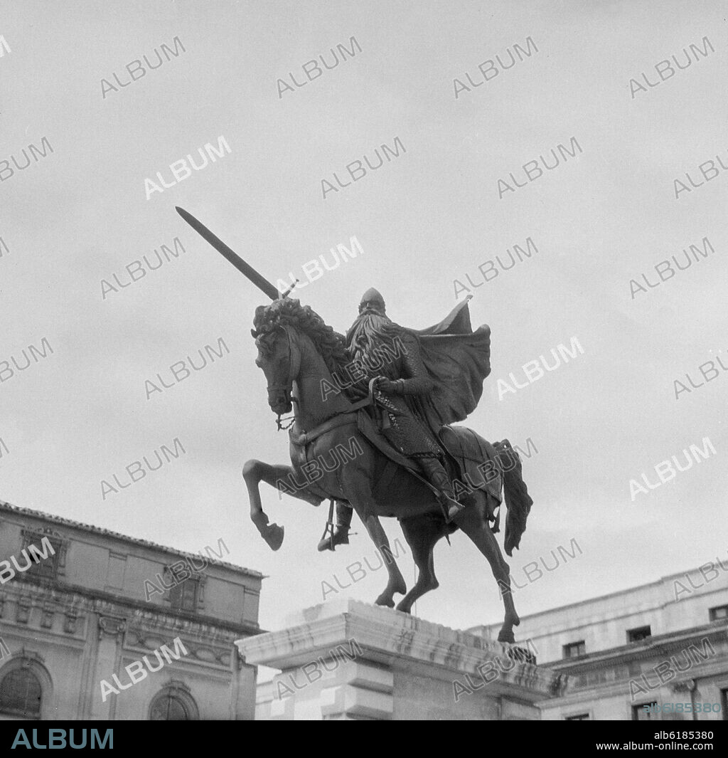 JUAN CRISTOBAL (1897-1961). ESTATUA DEL CID CAMPEADOR REALIZADA EN 1955 Y SITUADA EN LA PLAZA QUE LLEVA SU NOMBRE - FOTOGRAFIA EN BLANCO Y NEGRO - AÑOS 50.