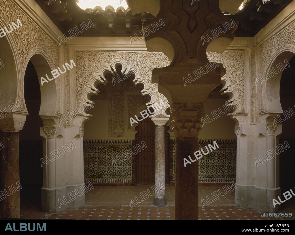 PATIO MUDEJAR CON ARCOS DE HERRADURA  Y ARCOS POLILOBULADOS - S XV.