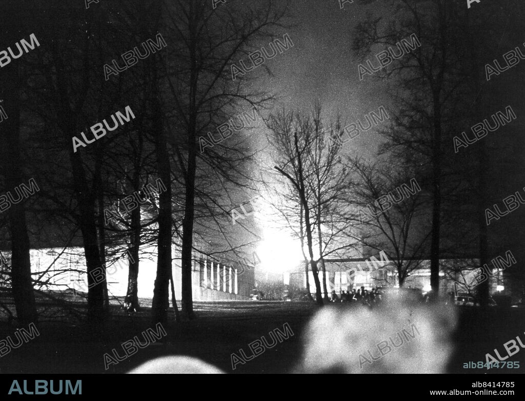 STOCKHOLM Den 24 april 1975 lyckades sex medlemmar av den tyska terrororganisationen ta sig in på den västtyska ambassaden i Stockholm . Polisen omringade ambassaden och evakuerade personalen via stegar. De tolv personer som inte hann ut , däribland den västtyske ambassadören Dietrich Stoecker, togs som gisslan. Ockupanterna hotade att döda gisslan om polisen försökte storma byggnaden De krävde att 26 medlemmar ur den västtyska Baader Meinhof-ligan skulle friges från fängelset före klockan 21 samma kväll. När den västtyska regeringen avvisat kraven detonerade en bomb som förstörde stora delar av ambassaden och dödade en av terroristerna. Bilden visar ögonblicket då den västtyska ambassaden sprängs . Foto: Arne Jönsson / DN / TT / Kod: 35.