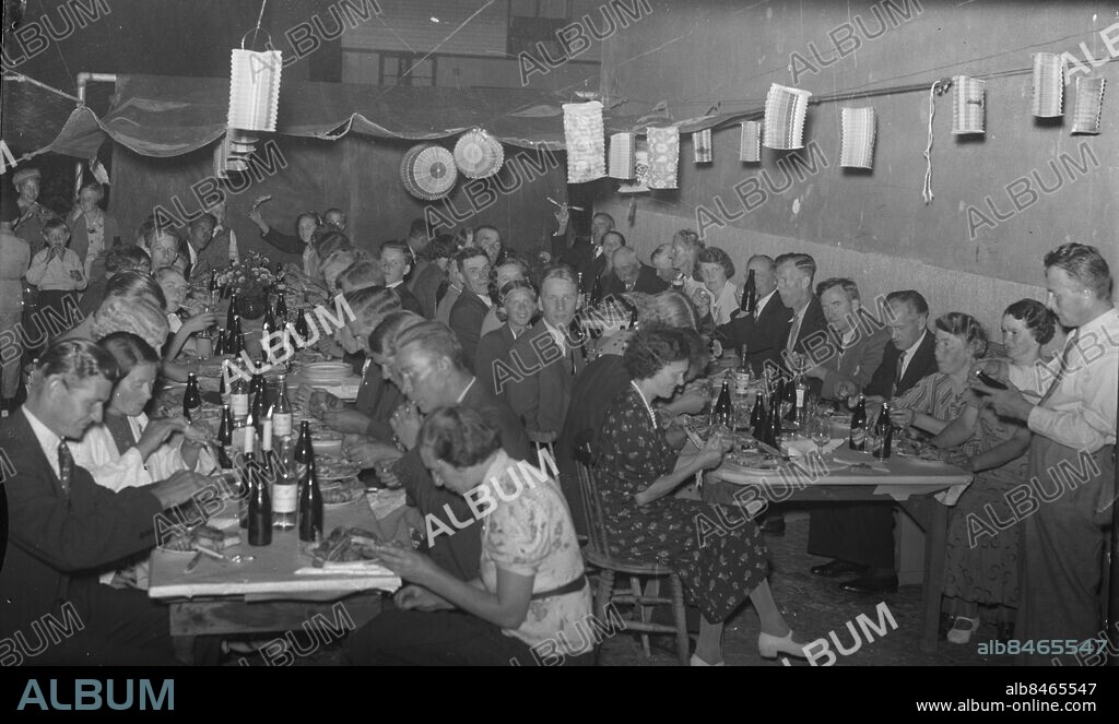 Göteborg - 1937-08-24 - God stämning i ett stort tält - det är kräftskiva och på bordet står inte bara skaldjur utan även Renat brännvin och pilsner - Detta skedde i Kallebäck - *** Local Caption *** GT Låda 1937-augusti-03. KAMERAREPORTAGE.