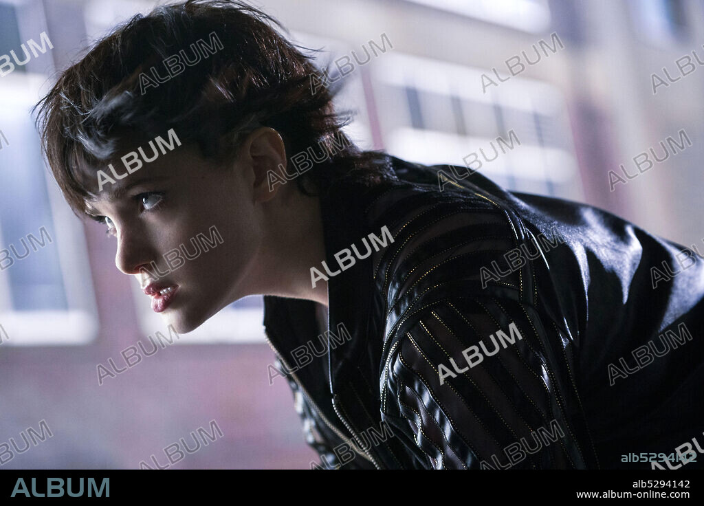 ELENA KAMPOURIS in JUPITER'S LEGACY, 2021, directed by CHARLOTTE BRANDSTROM and STEVEN S. DEKNIGHT. Copyright Di Bonaventura Pictures / Image Comics / Netfilx.