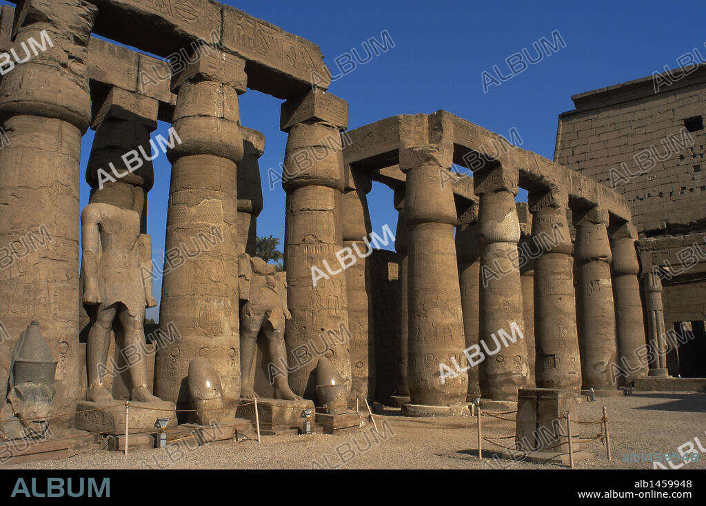 ARTE EGIPCIO. TEMPLO DE LUXOR. Vista parcial del PRIMER PATIO DE RAMSES II rodeado de una doble fila de columnas de fuste liso y capitel papiriforme cerrado. LUXOR (EL-UQSOR). EGIPTO. DINASTIA XIX. (1320-1200 a. C.). IMPERIO NUEVO.