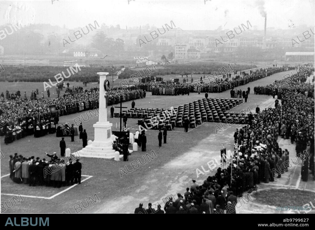 1939. Los Féretros de los Asesinados en el Alfonso Pérez durante la dominación Roja Forman una Inmensa cruz en el cuadro de Moliaño durante la Misa.