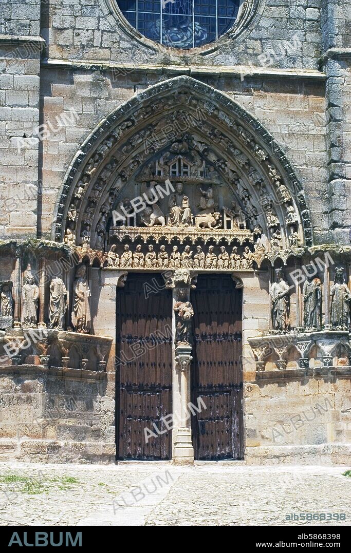 Sasamón; Iglesia de Santa María; portada sur (similar a la Puerta del Sarmental de la Catedral de Burgos).