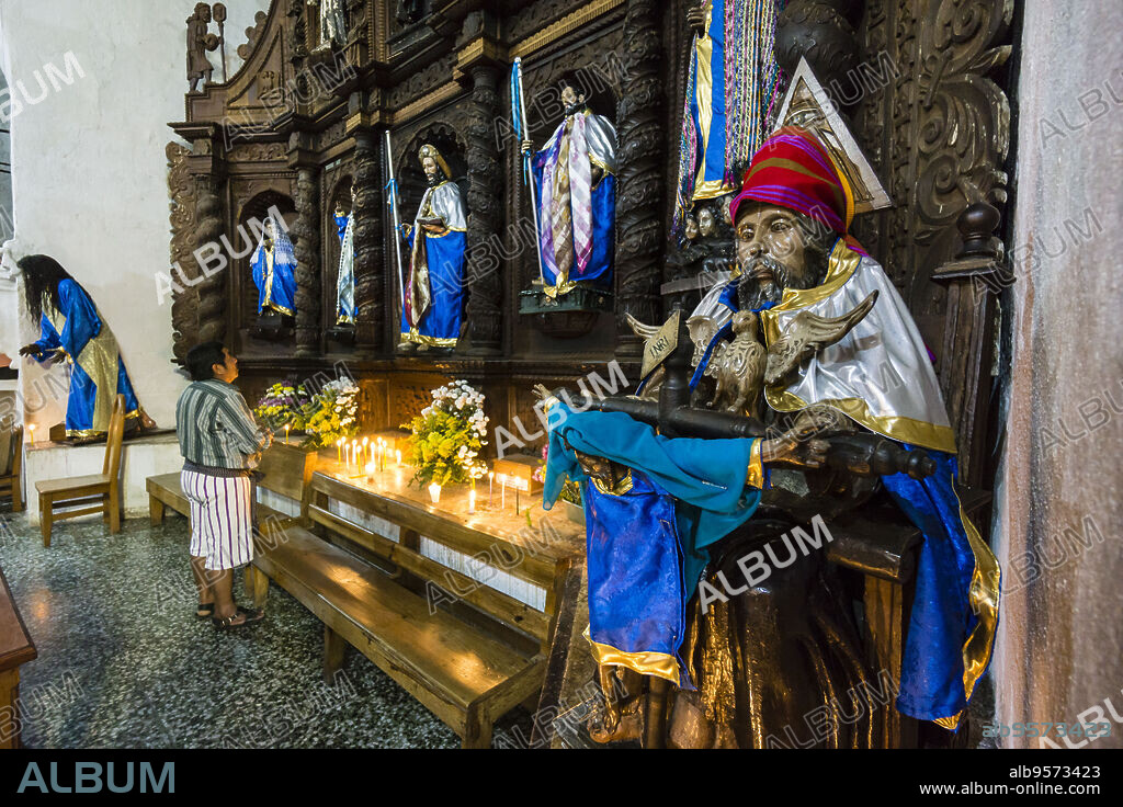 representacion de Dios todopodeIglesia de Santiago Apóstol, 1547, Santiago Atitlan, departamento de Sololá, Guatemala, Central America.