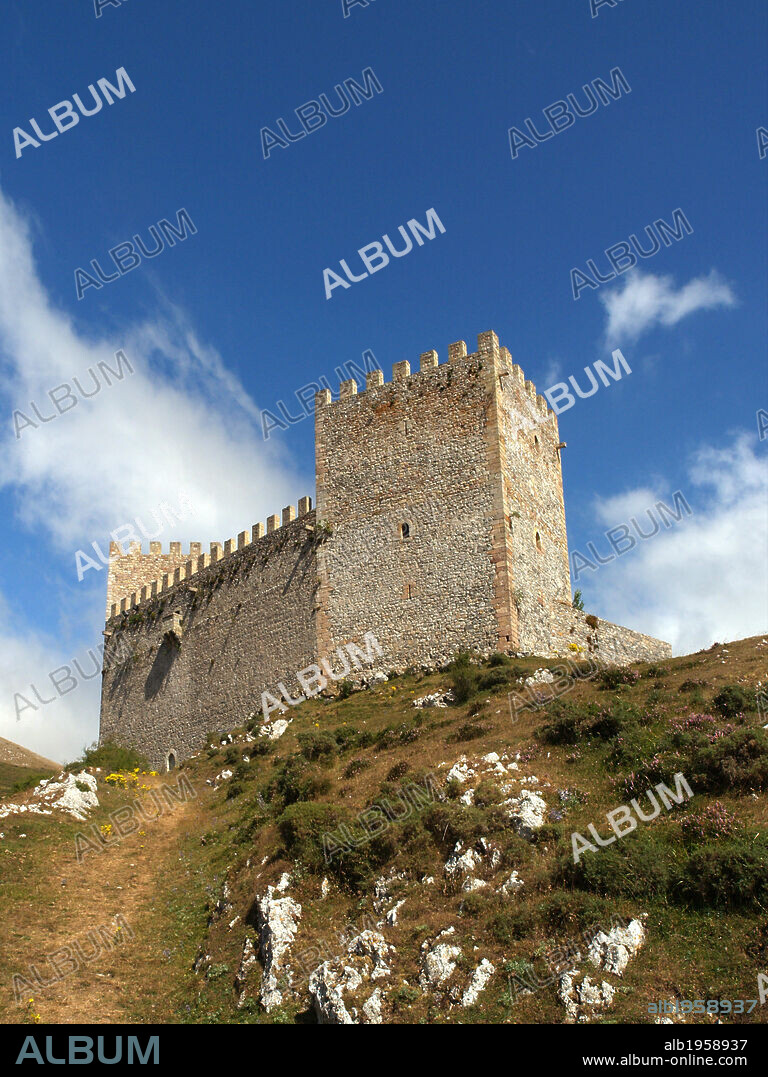 CANTABRIA. Vista del Castillo de Argüeso, situado cerca de la localidad homónima. Se construyó entre los siglos XII y XIV. España.