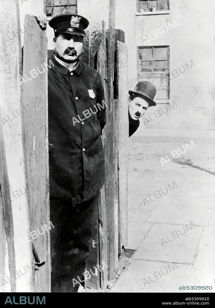 CHARLIE CHAPLIN en EL CHICO, 1921 (THE KID), dirigida por CHARLES CHAPLIN. Copyright FIRST NATIONAL.