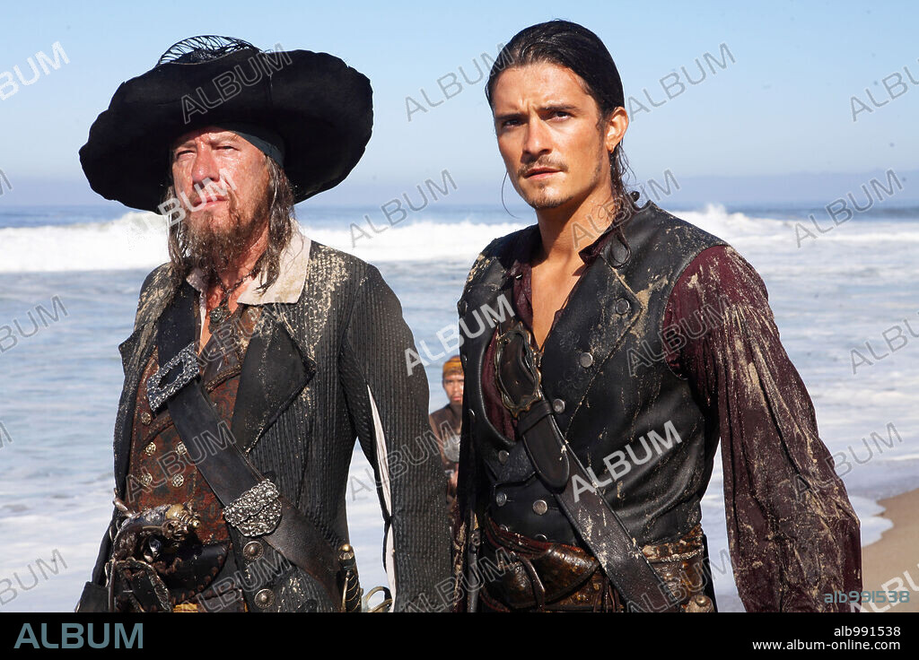 GEOFFREY RUSH and ORLANDO BLOOM in PIRATES OF THE CARIBBEAN: AT WORLDS END, 2007, directed by GORE VERBINSKI. Copyright WALT DISNEY PICTURES / VAUGHAN, STEPHEN.