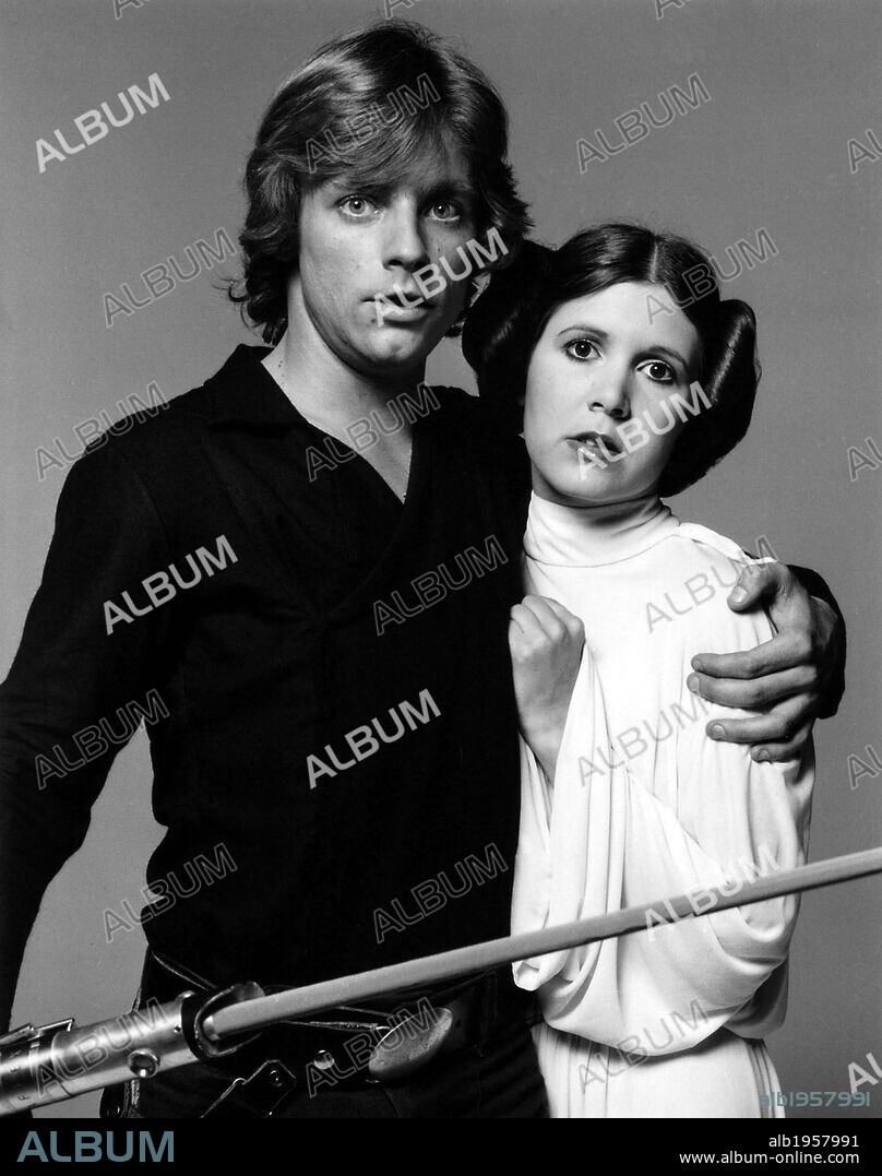 CARRIE FISHER y MARK HAMILL en STAR WARS: EPISODIO IV-UNA NUEVA ESPERANZA, 1977 (STAR WARS: EPISODE IV-A NEW HOPE), dirigida por GEORGE LUCAS. Copyright LUCASFILM/20TH CENTURY FOX.