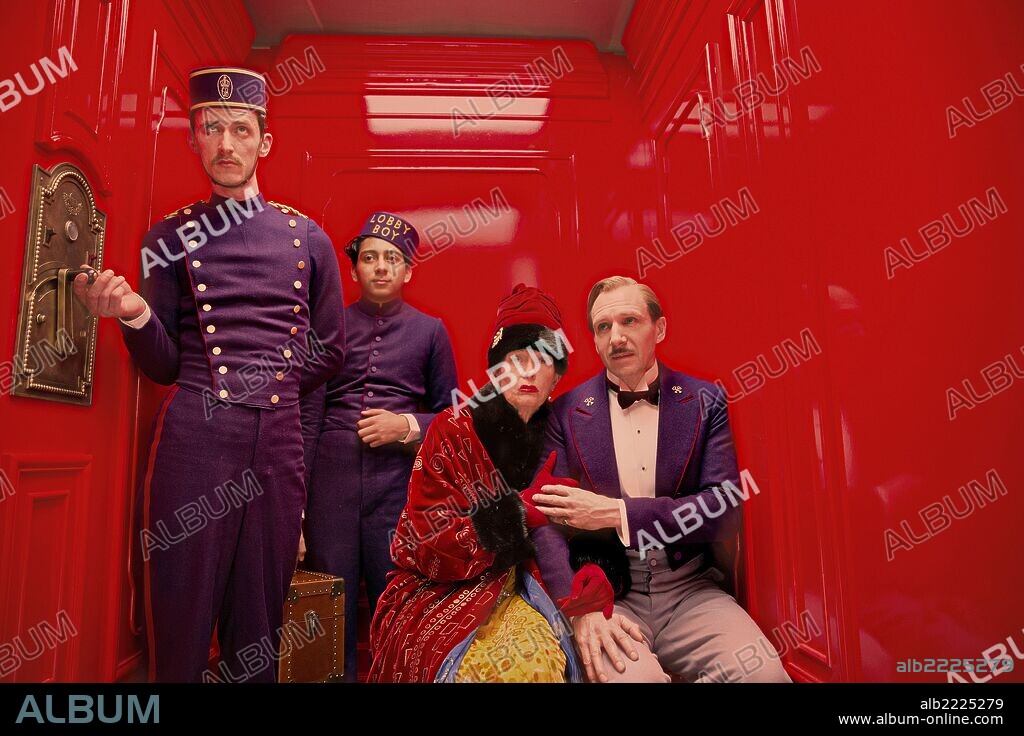 PAUL SCHLASE, RALPH FIENNES, TILDA SWINTON y TONY REVOLORI en EL GRAN HOTEL BUDAPEST, 2014 (THE GRAND BUDAPEST HOTEL), dirigida por WES ANDERSON. Copyright AMERICAN EMPIRICAL PICTURES/INDIAN PAINTBRUSH/SCOTT RUDIN PR.