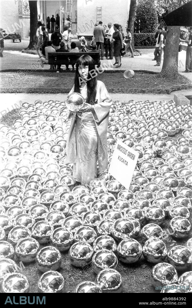 Yayoi Kusama/ Jardín de Narcisos, Bienal de Venecia, 1966.