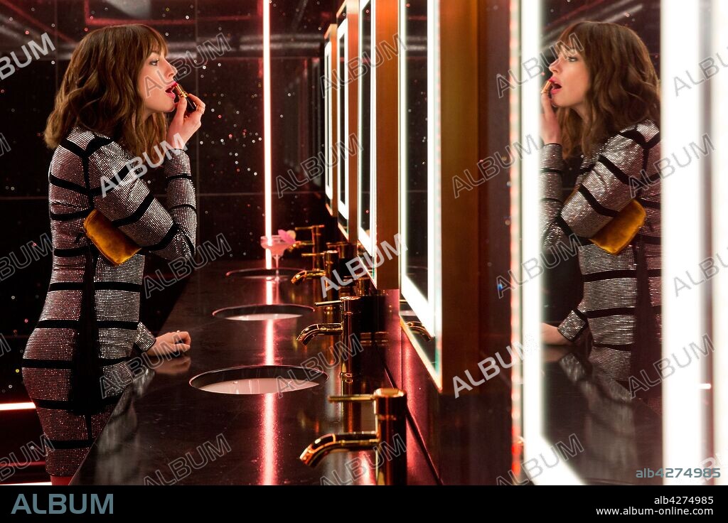 ANNE HATHAWAY in THE HUSTLE, 2019, directed by CHRIS ADDISON. Copyright MGM / Pin High Productions / Camp Sugar.