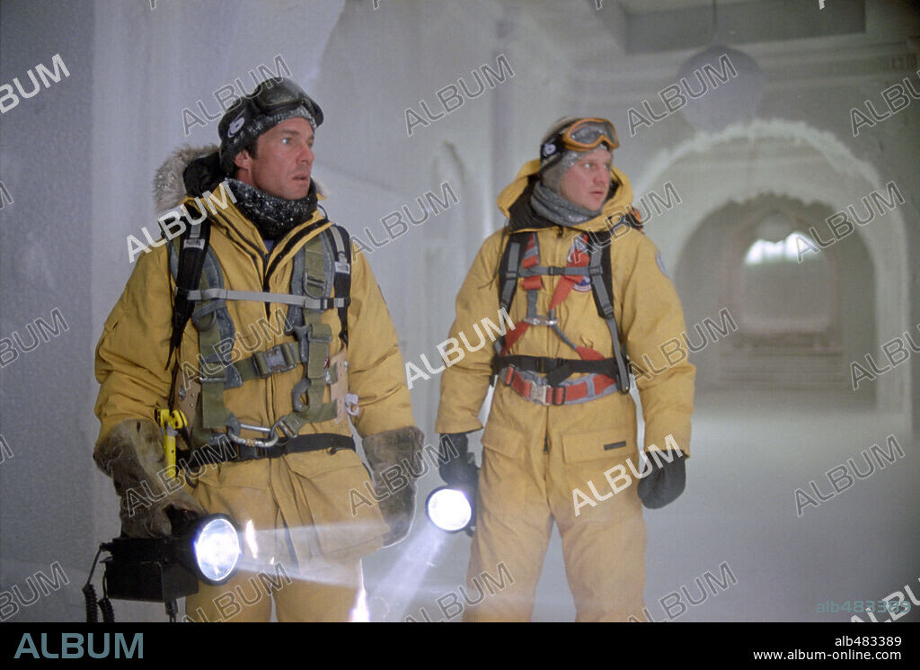 DASH MIHOK and DENNIS QUAID in THE DAY AFTER TOMORROW, 2004, directed by ROLAND EMMERICH. Copyright TM 20 TH CENTURY FOX / HAYES, KERRY.