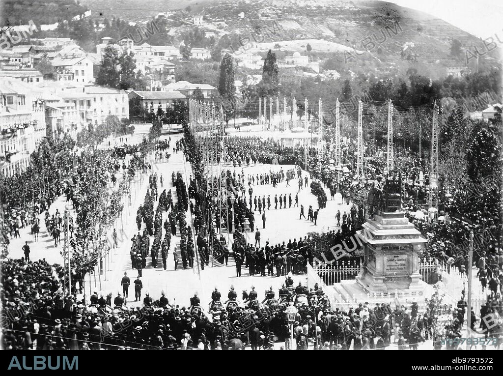 19 abril 1913. Jura de bandera en Granada
aspecto del paseo de colón durante la solemne fiesta militar recientemente Celebrada.
Foto: Chavaux.