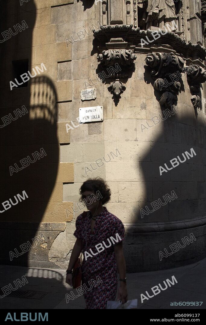 Barcelona; esquina carrer d'en Xuclà / Carme (barrio del Raval); detalle Esglesia / Iglesia de Betlem.