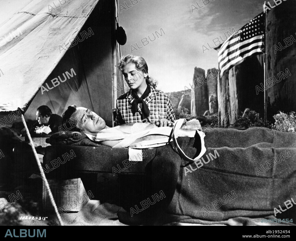ALAN LADD y LIZABETH SCOTT en SOLO UNA BANDERA, 1951 (RED MOUNTAIN), dirigida por WILHELM DIETERLE. Copyright PARAMOUNT PICTURES.